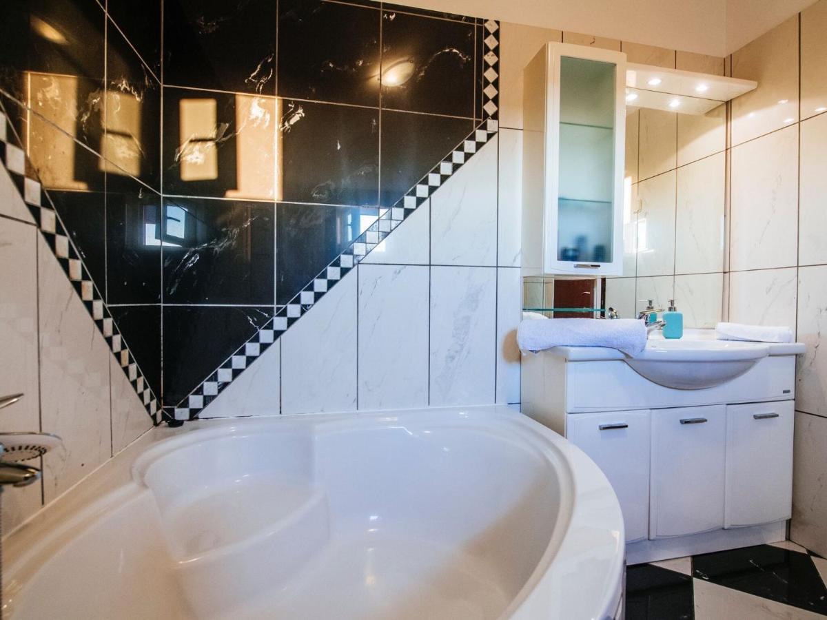 Splendid Holiday Home In Jasenice Maslenica Esterno foto